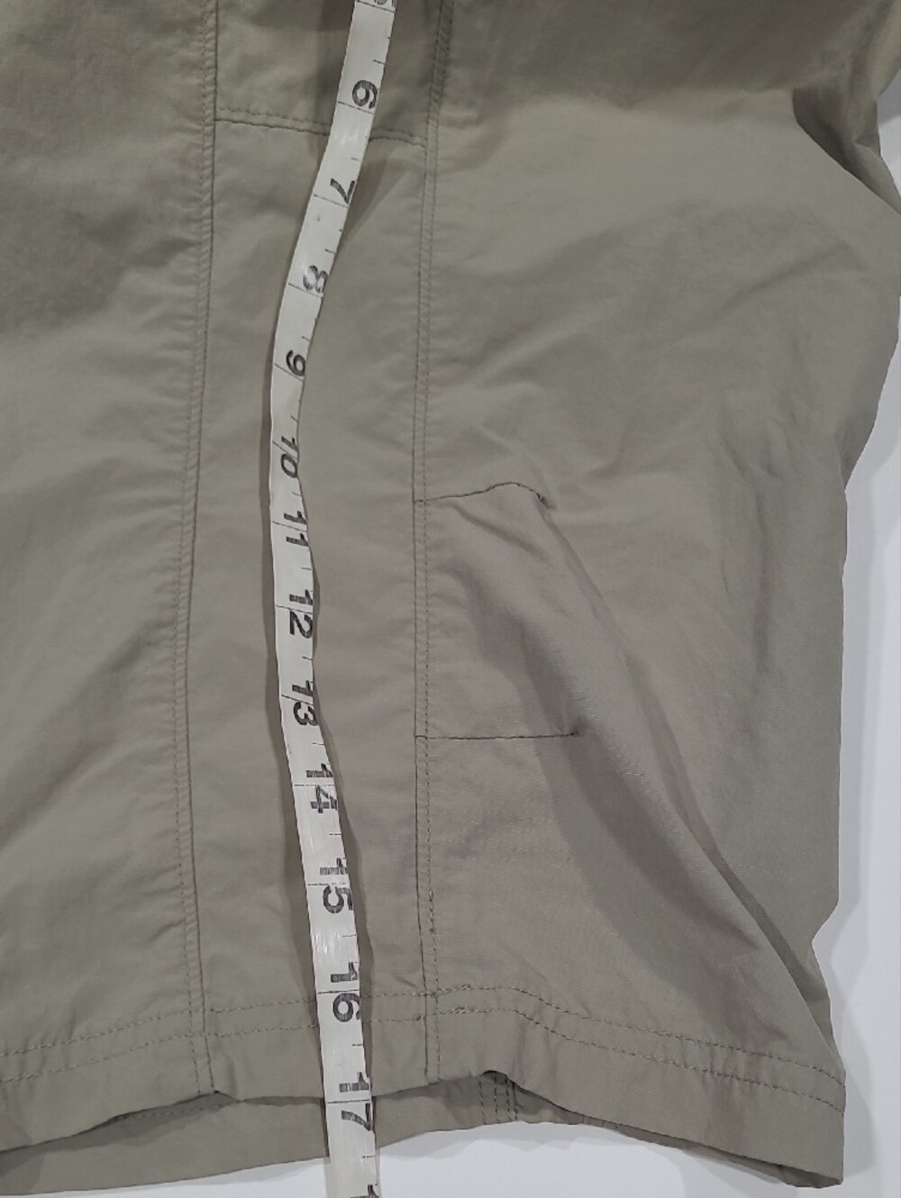 COLUMBIA Titanium Beige Cargo Capri Shorts Sz 14 OMNI DRY Zipper Pocket 36"waist - Picture 12 of 16